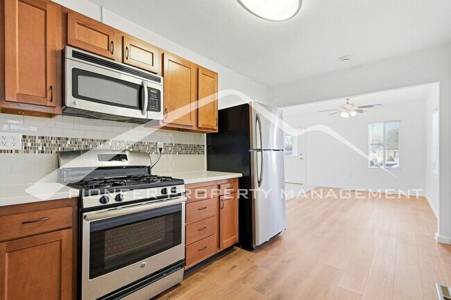 Building Photo - Charming Home with Central AC and Washer/Dryer