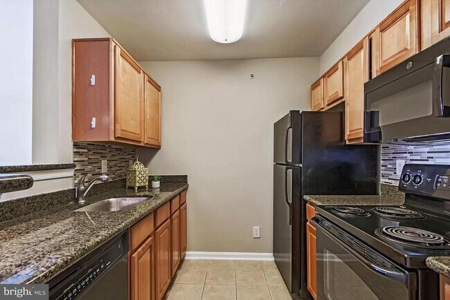 Building Photo - 3178 Summit Square Dr