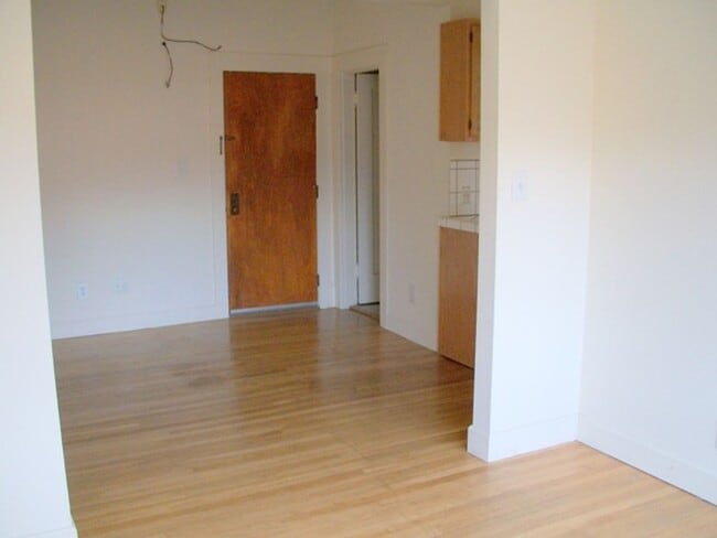 Building Photo - A Bright Sunny 1 bedroom, with Hardwood Floors