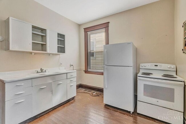 Building Photo - Spacious 6-Bed Home with 2 Kitchens, Porch & Deck – Central HVAC, Off-Street Parking