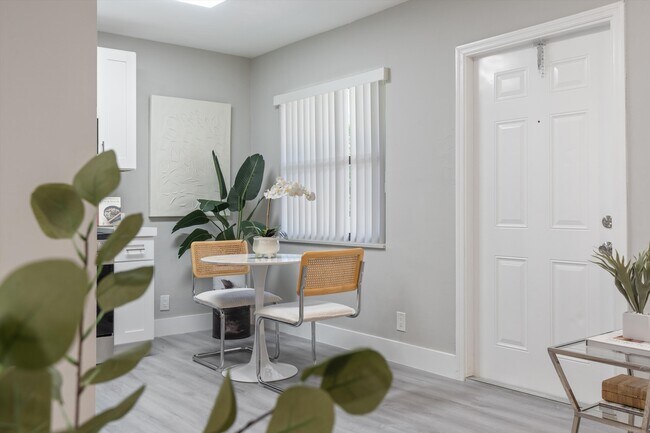 Dining room - 1350-1400 NE 5th Ter