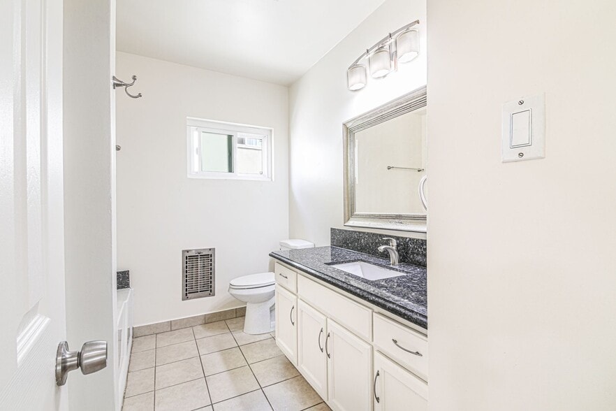 Building Photo - 1801 N Harvard Blvd