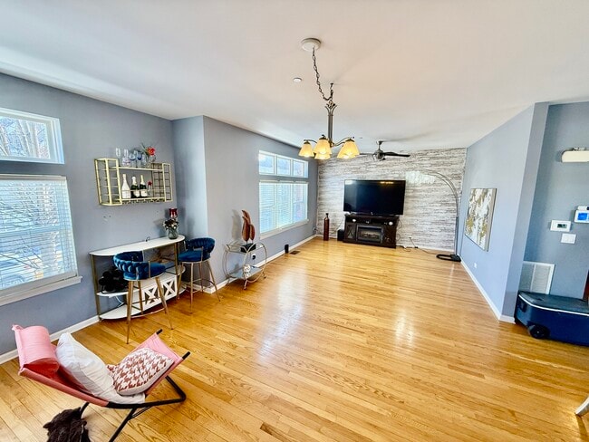 Building Photo - 1914 N Lotus Ave