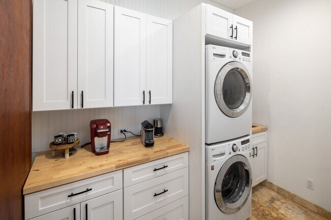 Building Photo - Privately Gated, Cool, Furnished Home, Tuc...
