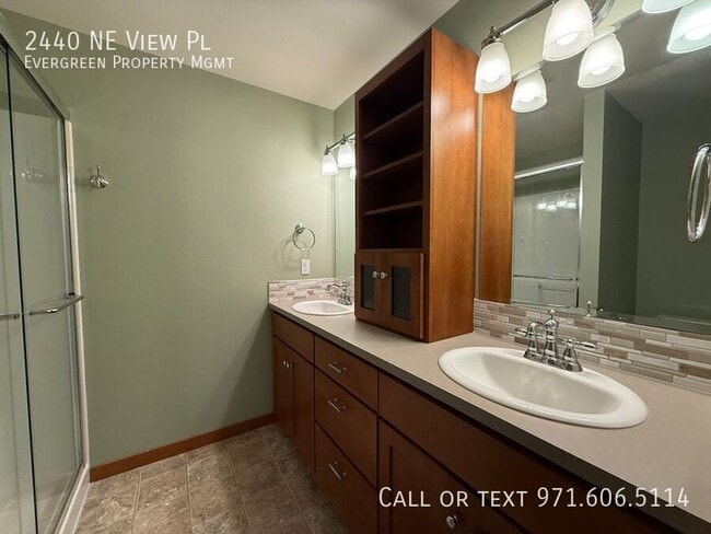 Building Photo - 2440 NE View Pl