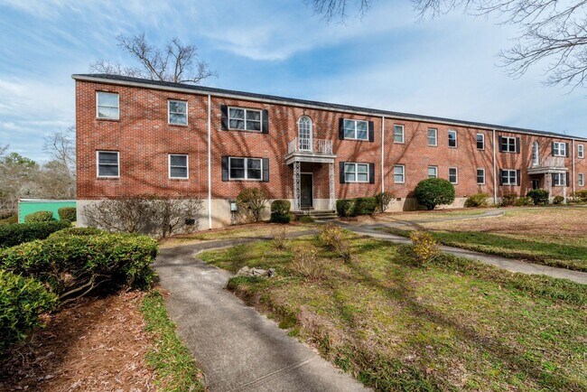 Building Photo - 2 bed/1 bath apartment for rent in Summerville, in-unit washer & dryer!