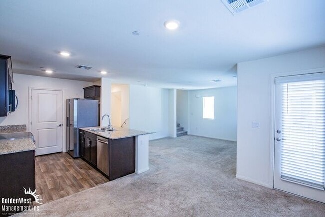 Building Photo - Cozy 2Bdm 2Ba Townhome with Community Pool...