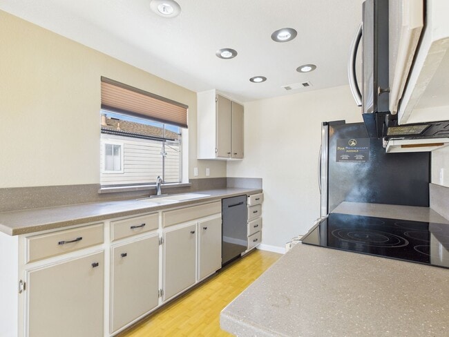 Building Photo - 2/2 Monterey Condo now available for rent