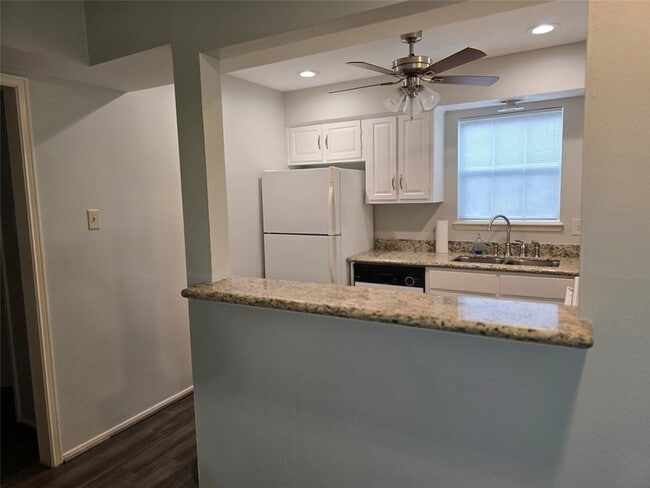 Building Photo - 12968 Trail Hollow Dr