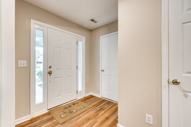 Building Photo - Beautiful, well maintained home in the hea...