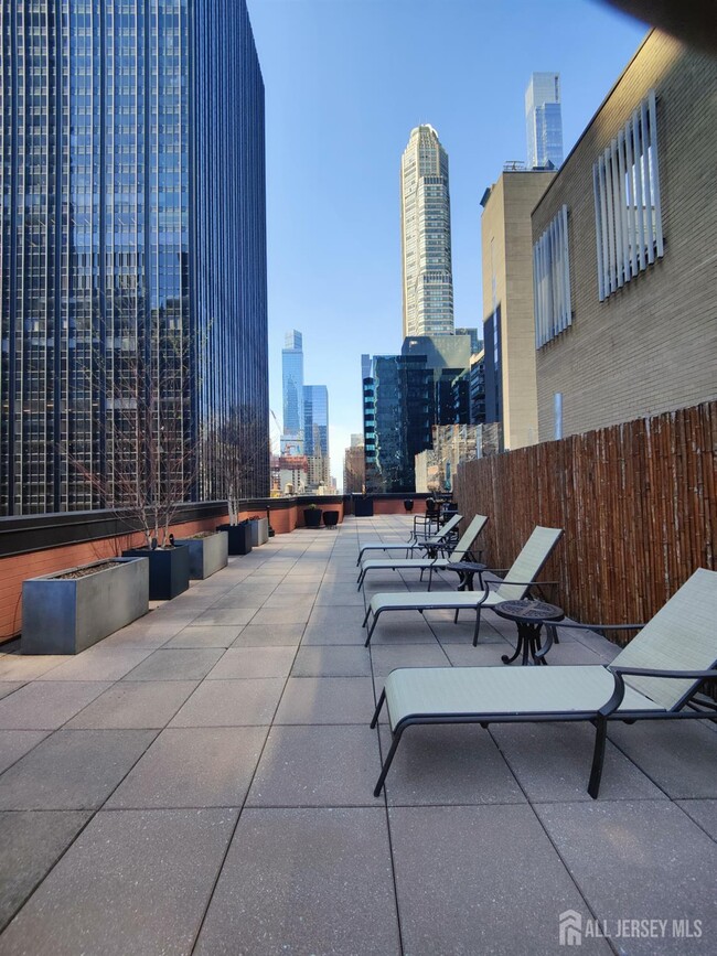 Building Photo - 77 W 55th St