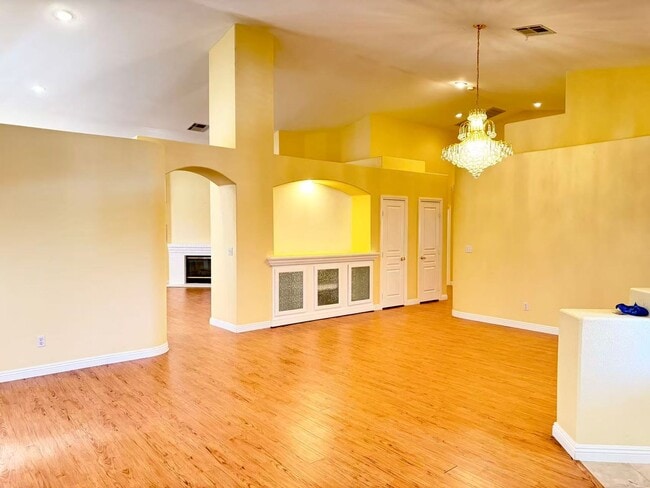 Building Photo - Charming single-story house with 3 beds and 2 baths