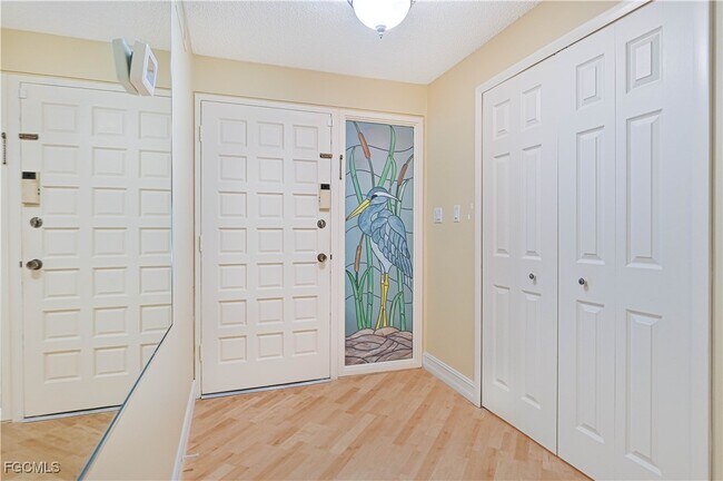 Building Photo - 975 Palm View Dr