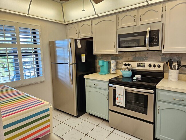 Building Photo - Seasonal Short-Term 2 Bedroom 2 Bathroom Second Floor Condo in Mission Lakes!