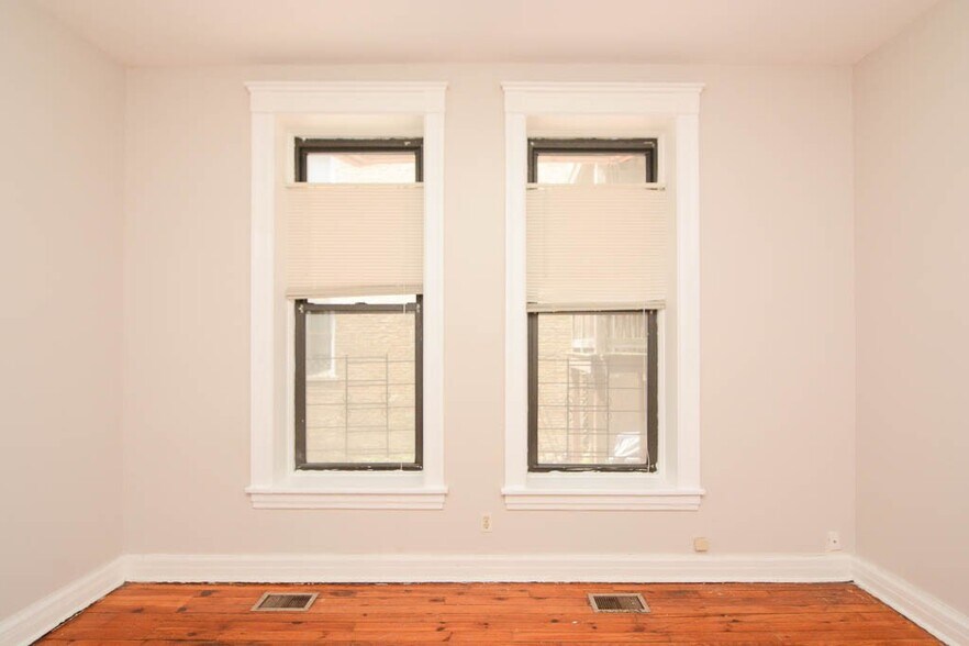 Building Photo - 1409 W Erie St