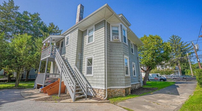 Building Photo - 240 Flax Hill Rd