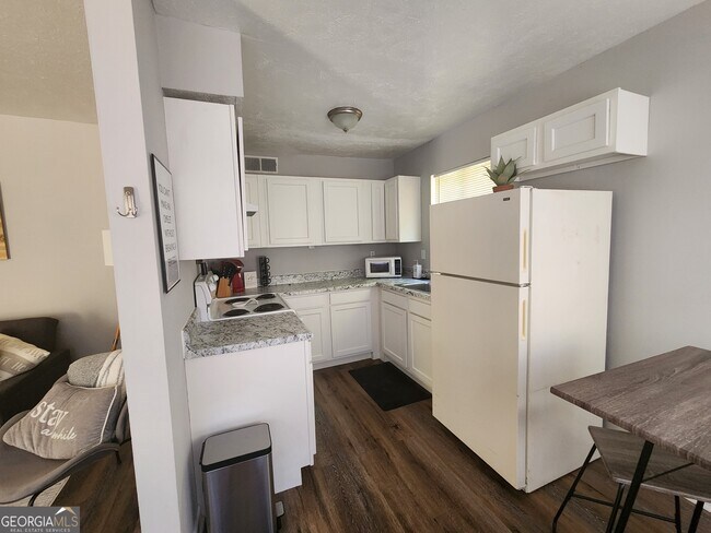 Building Photo - 917 Oakview Ave