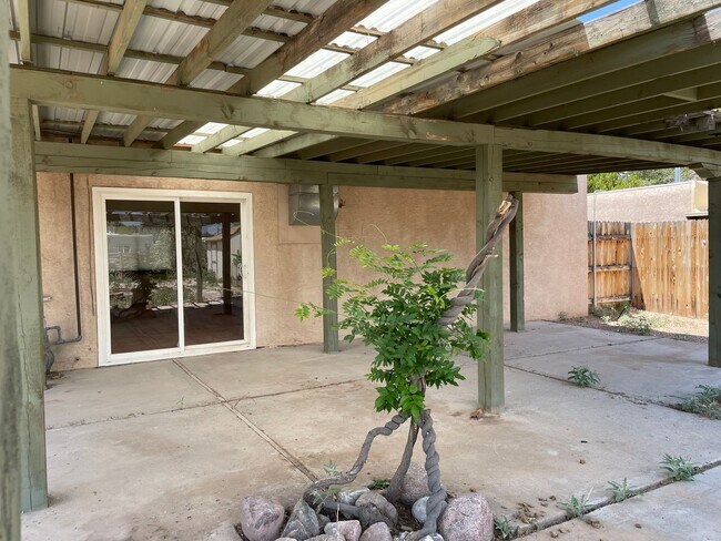Building Photo - Bel-Air Neighborhood 2 Bed!