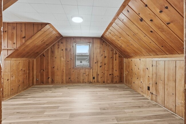 Building Photo - Spacious 4 Bedroom House with New Updates