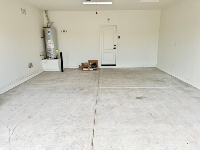 Building Photo - Beautiful 3 Bedroom 2 Bath Single Level Newer Built Home In Litchfield Park! Has Solar!