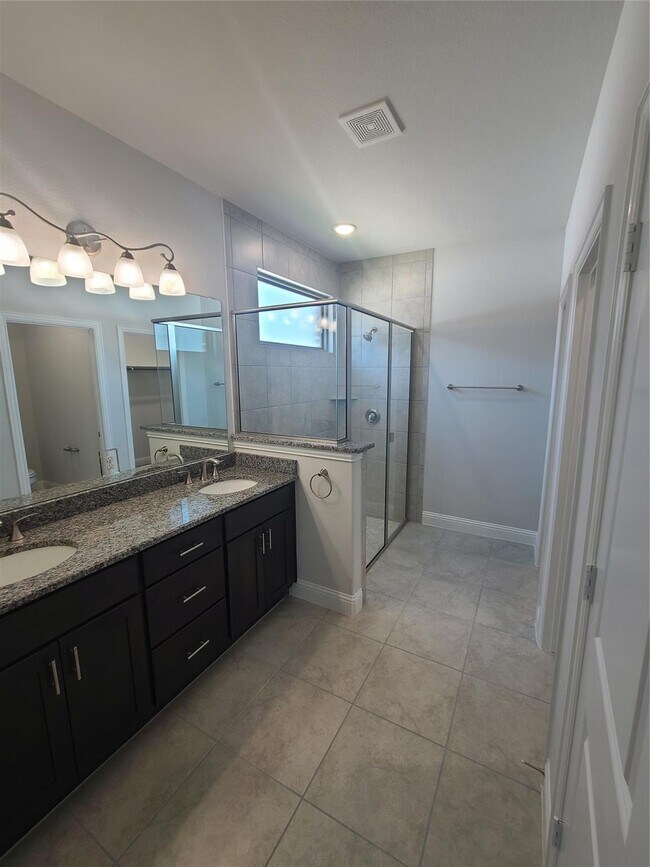 Building Photo - 525 Hillcrest Cir