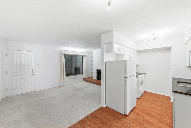 Building Photo - 505 W 7th St