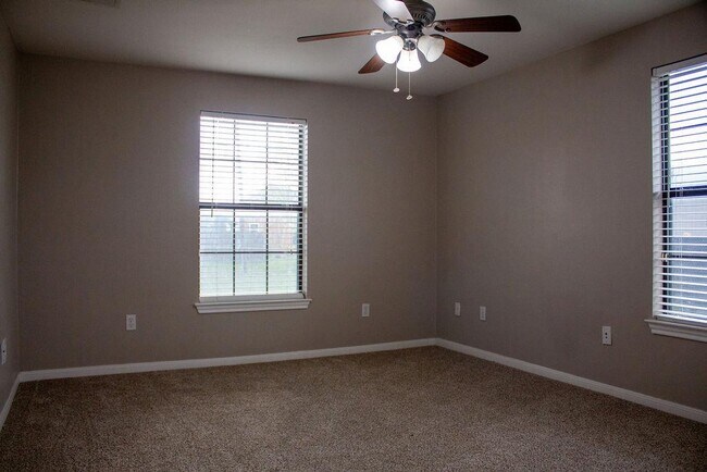 Building Photo - 208 Shaw St