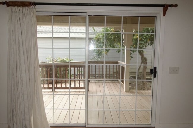 Building Photo - Charming 2 Bedroom in Heart of Downtown