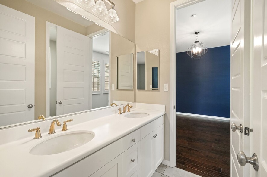 Jack and Jill Bathroom - 4928 Princess Dr