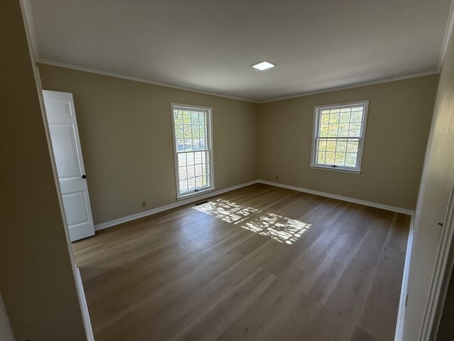 Building Photo - 565 Paris St