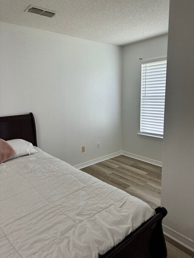 Building Photo - Large 4 bed / 3 bath home minutes from Nav...