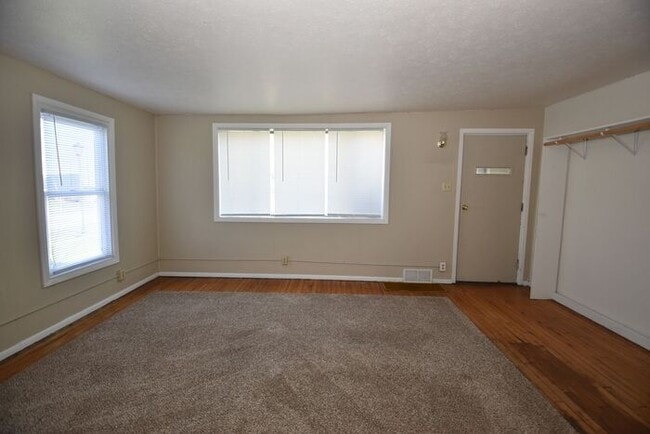 Building Photo - Close to Downtown Mishawaka- 2 bedroom duplex apartment