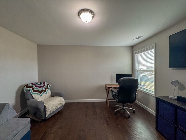 Building Photo - Gorgeous 4 Bed 2.5 Bath Home with Fenced Backyard