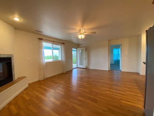 Building Photo - 1415 Lakeview Rd
