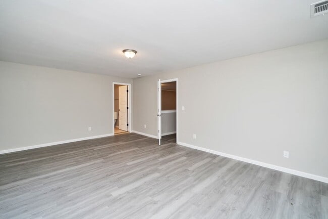 Building Photo - Move-In Ready 4BR with Renovated Interiors...