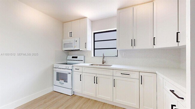 Building Photo - 1676 W 42nd St