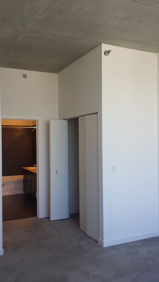 Building Photo - 235 W Van Buren St