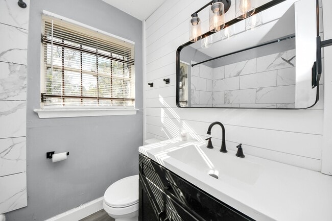 Building Photo - 5606 Elmlawn Dr