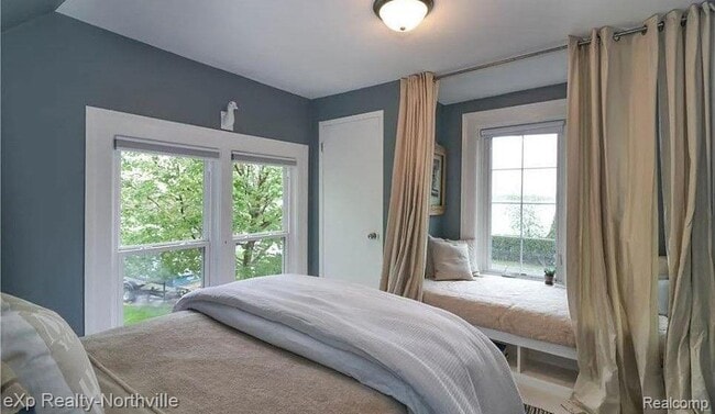 Building Photo - 212 S Pontiac Trail