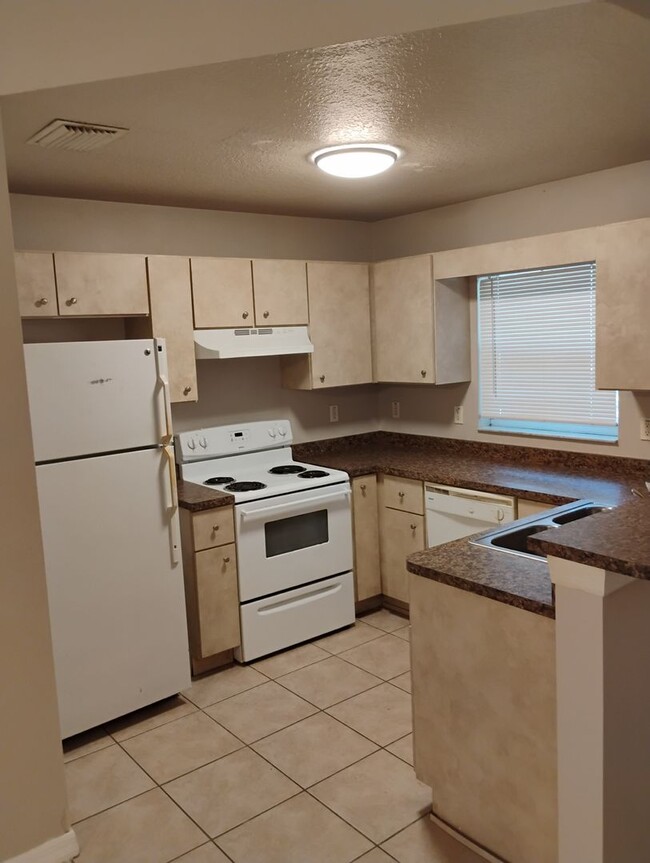 Building Photo - 3/2 Duplex