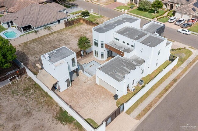 Building Photo - 32 May Dr