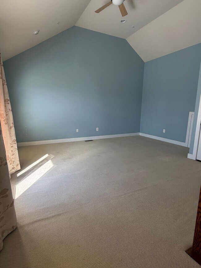 Building Photo - 4 LEVEL TOWNHOUSE WITH 2 CAR GARAGE, WALKING DISTANCE TO DOWNTOWN CROWN