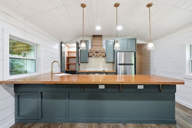 Building Photo - Must-See Country Retreat with Modern Convenience