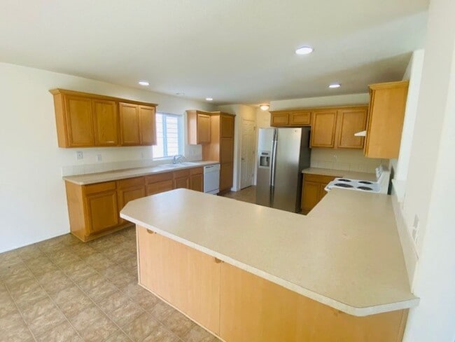 Building Photo - Charming and Spacious Home