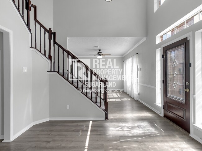 Building Photo - Executive Living in the Heart of Sugar Land