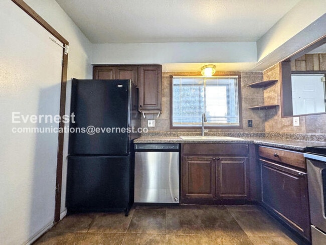 Building Photo - PROMO: Half Off the First Month's Rent! / 3 Bed, 1 Bath Townhome with Garage & Fenced Yard