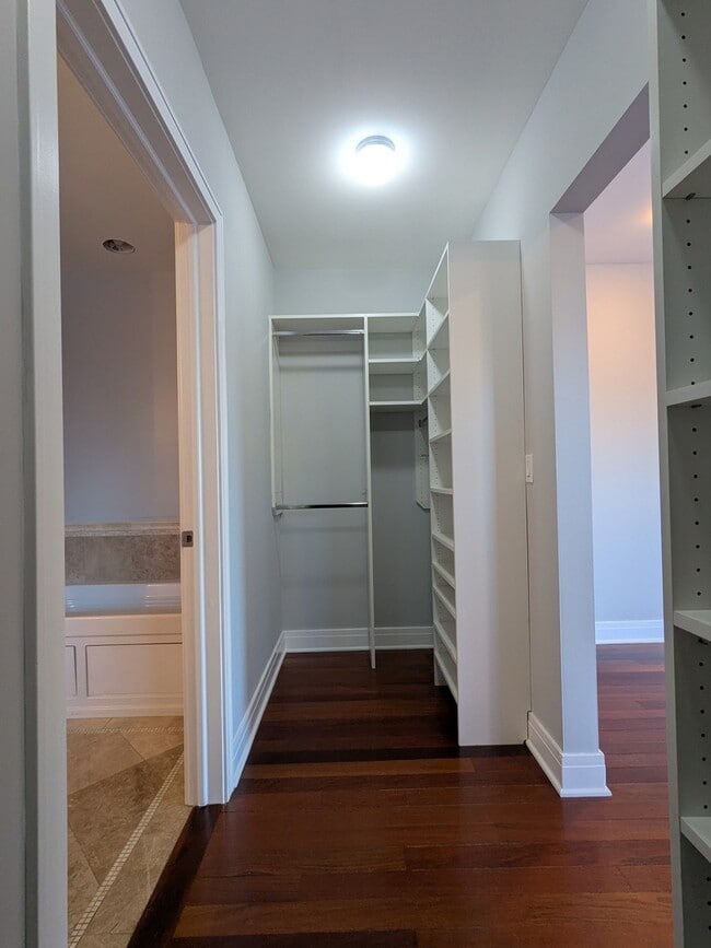 Building Photo - 2224 W Touhy Ave