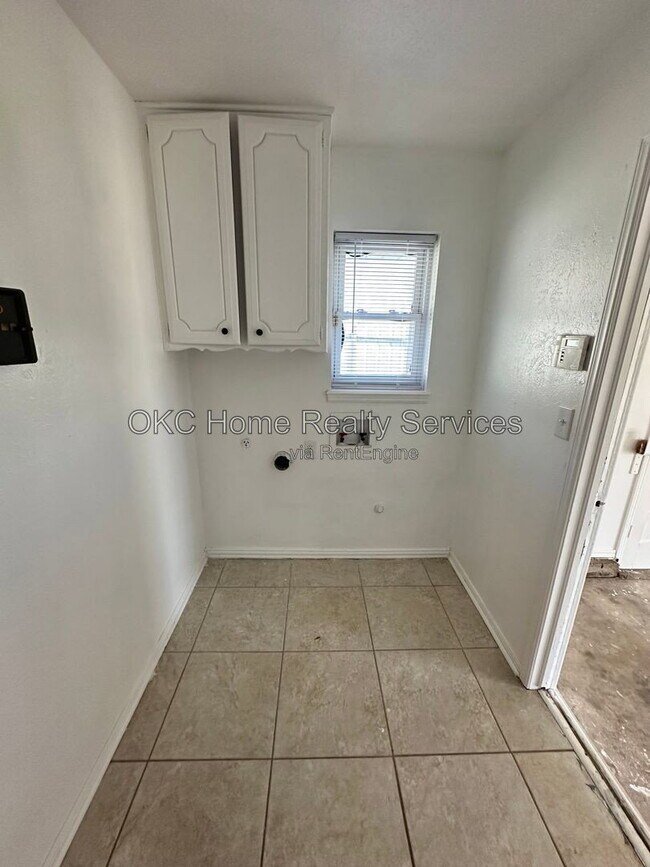 Building Photo - 1428 SW 72nd St