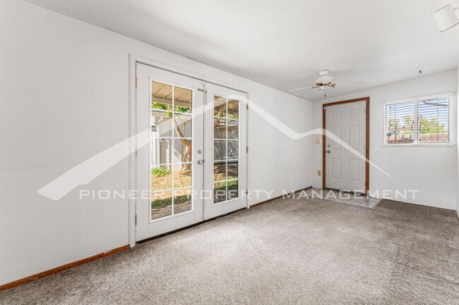 Building Photo - Single Family Home with 1 Car Garage and Central Air!