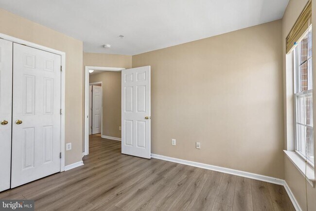 Building Photo - 7721 Valley Oak Dr